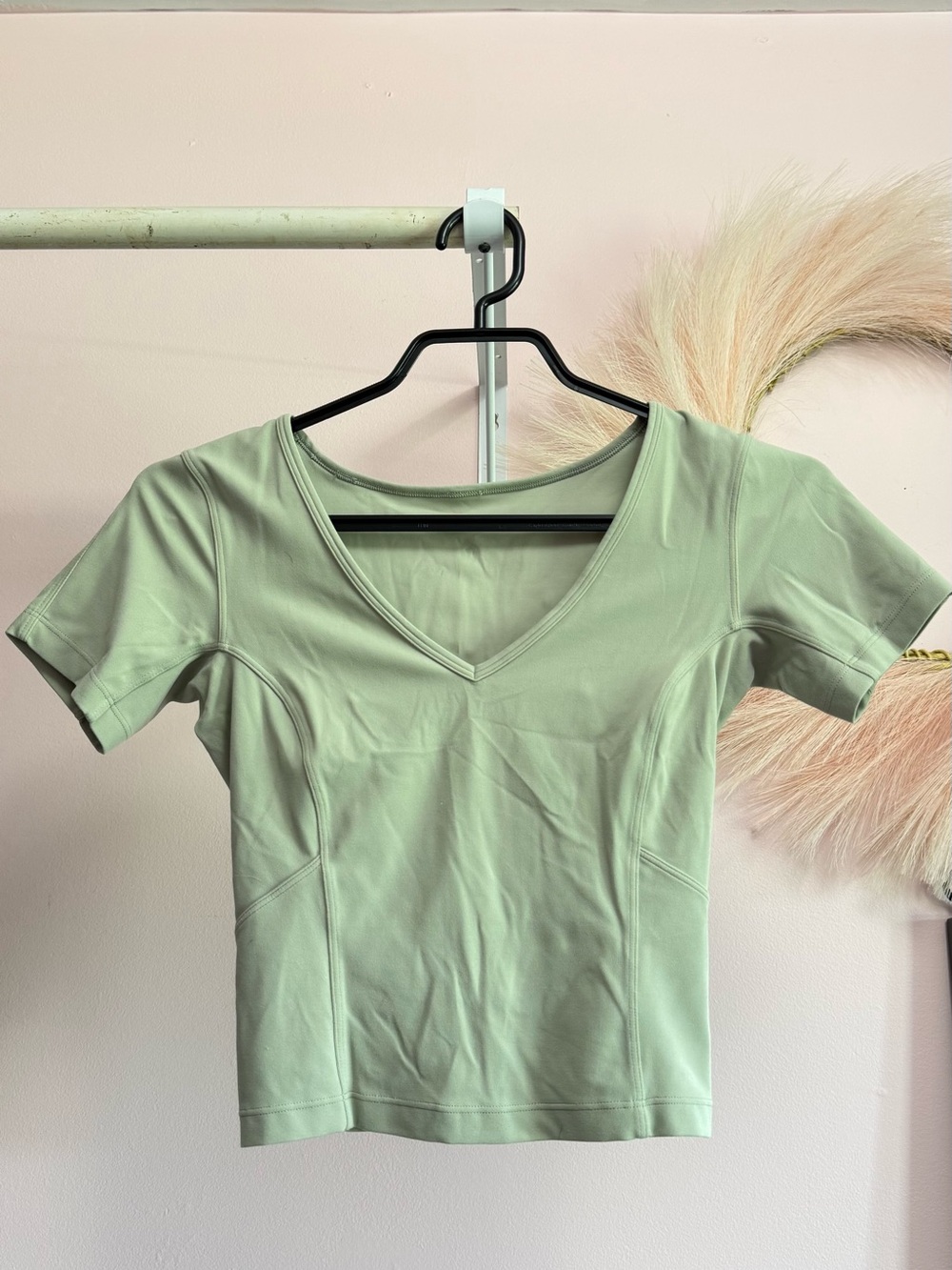 Lululemon Athletica Size 6 V-Neck Short Sleeve Top - Sage Green